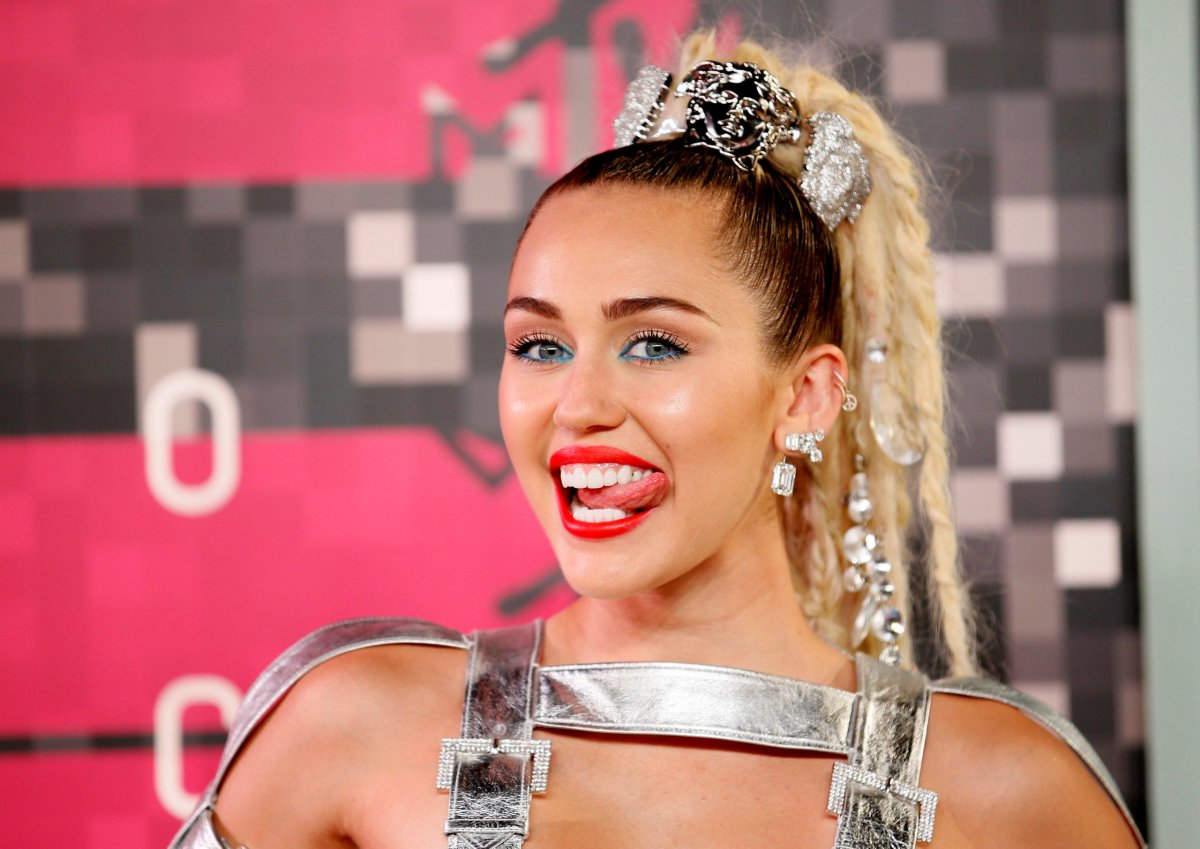 Miley Cyrus debuts new image