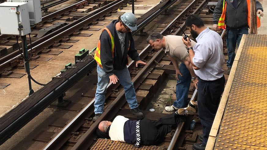 Man falls on 7-train tracks in Queens