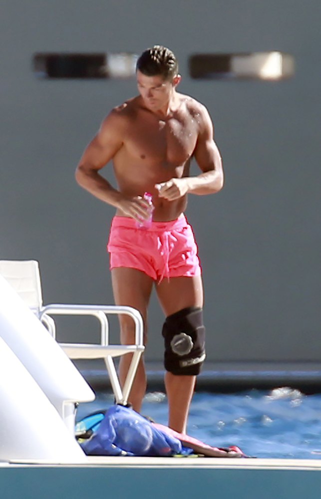 Cristiano Ronaldo soaks up the sun; Jake Gyllenhaal wears short shorts; Mindy