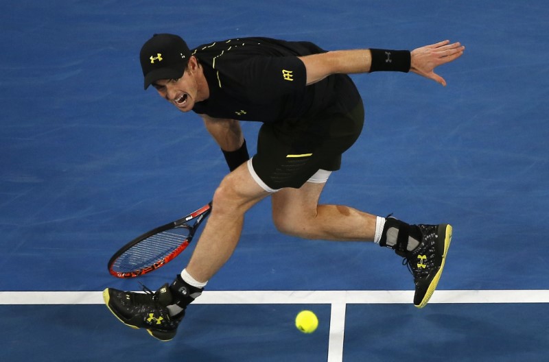 Murray hands out masterclass to reach third round