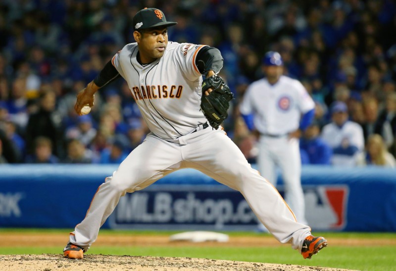 Closer Casilla signs two-year deal with Oakland A’s