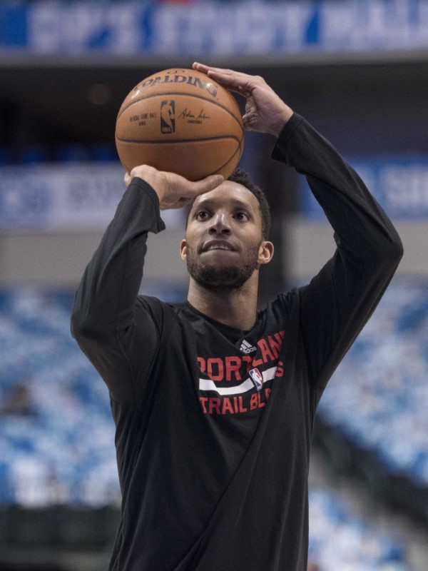 Blazers’ Turner fractures right hand
