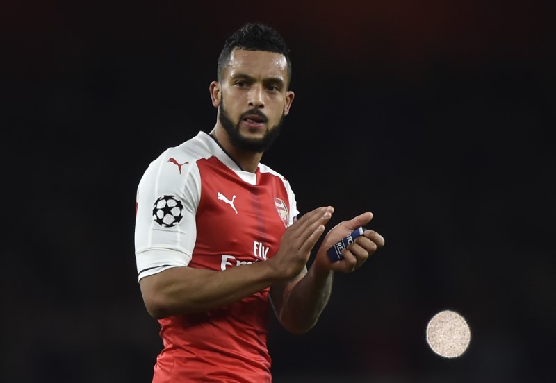 Walcott calls for unity at troubled Arsenal