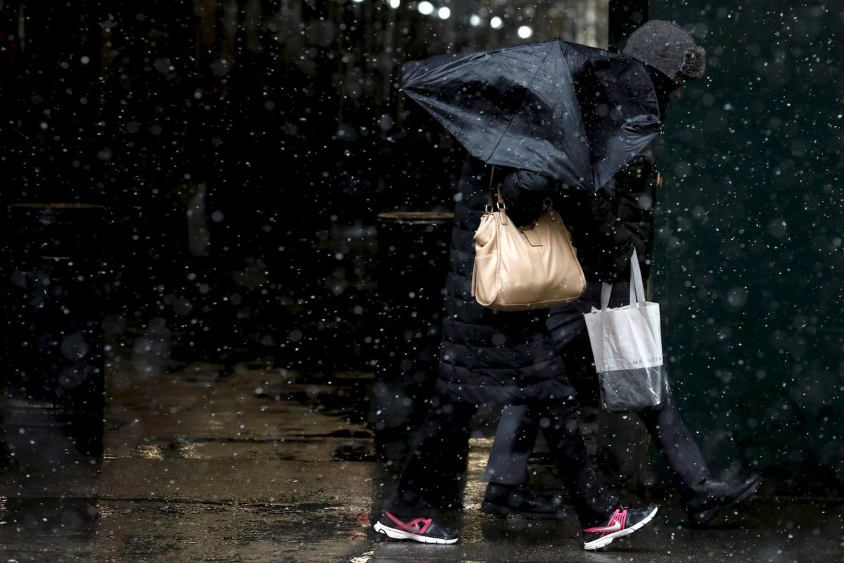 New York braces for blizzard; heat wave seen in the West