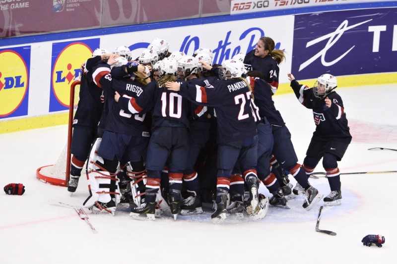 U.S. women’s national ice hockey team stand firm in wage fight