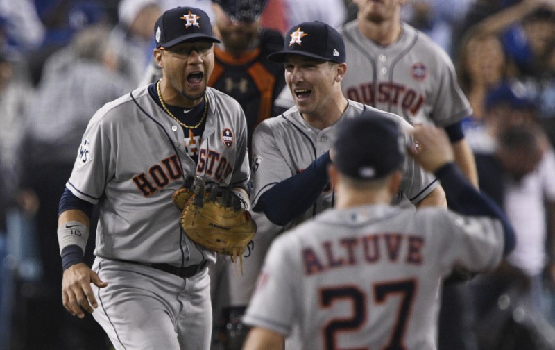 Astros hope to bring the noise with closed roof