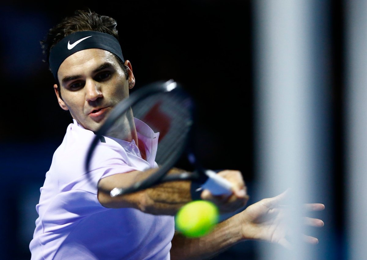Federer digs deep to beat Mannarino and reach semis