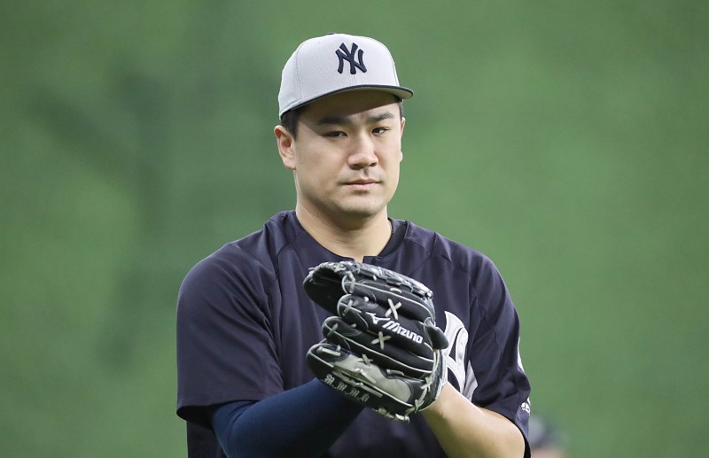 Tanaka decides to remain with Yankees