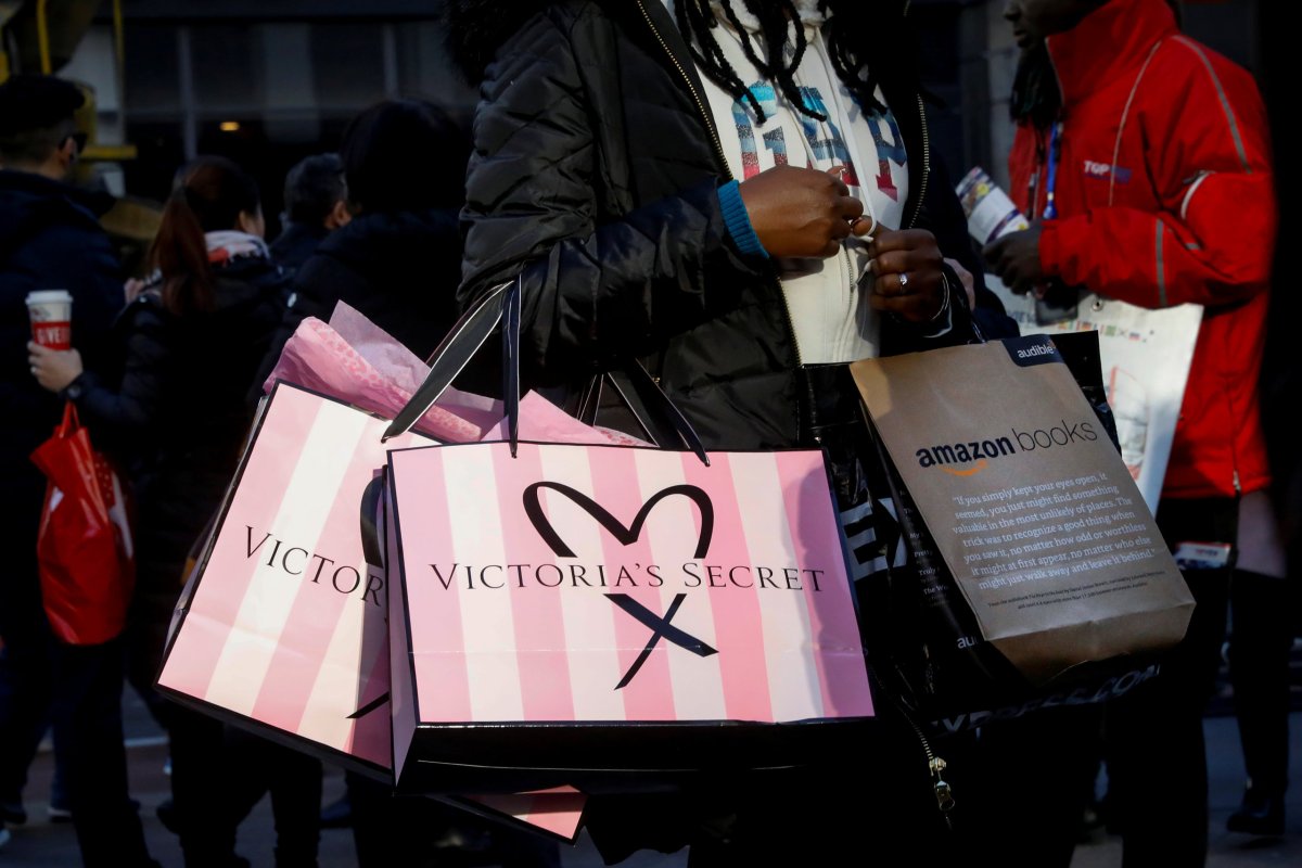 More U.S. shoppers than expected kick off holiday spending season