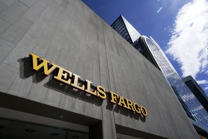 In a push upmarket, Wells Fargo gives top brokers raises in 2018