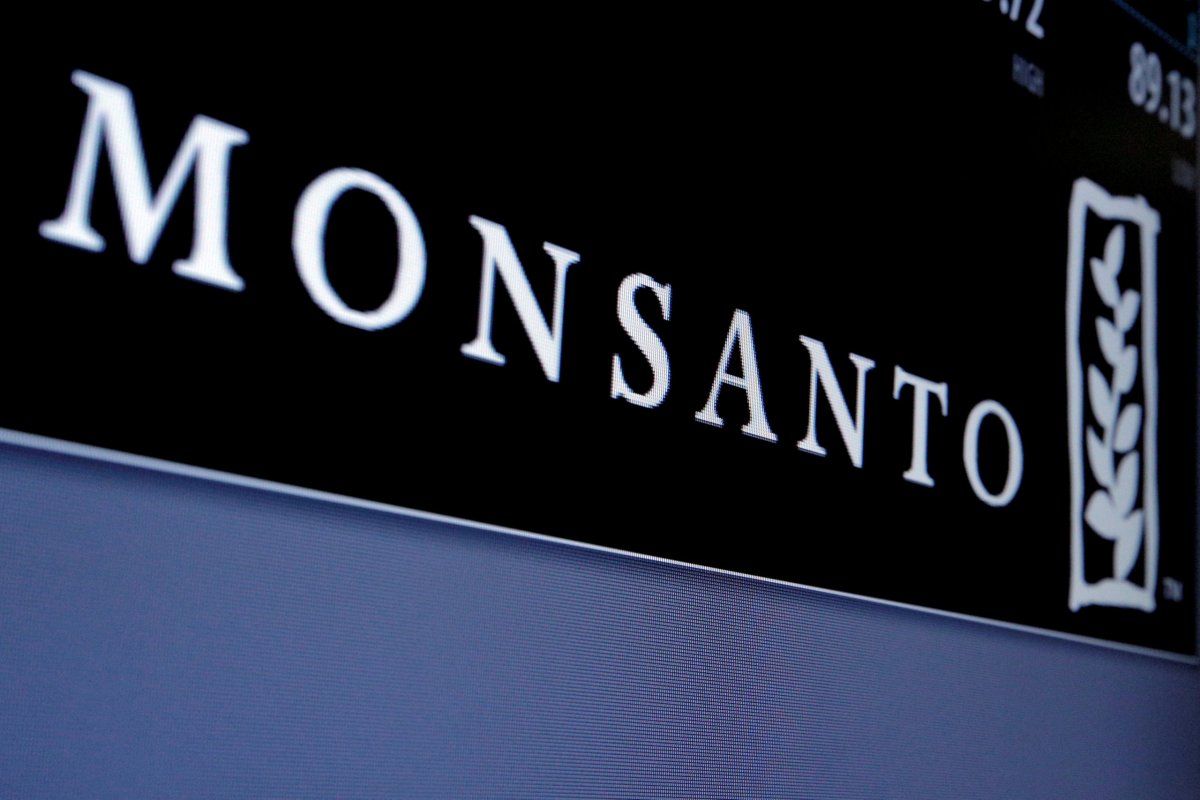 Monsanto offers cash to U.S. farmers who use controversial chemical