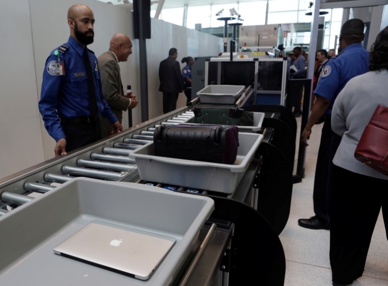 States urge Trump administration to adopt new airline baggage fee rules