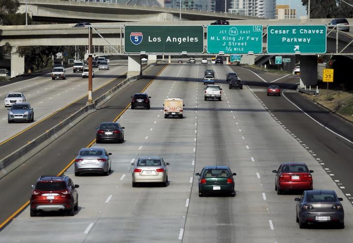 U.S. vehicle fuel economy rises to record 24.7 mpg: EPA
