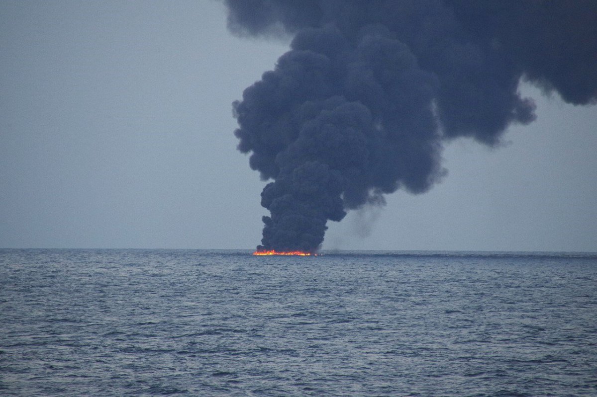 Stricken tanker leaves large oil slick in East China Sea