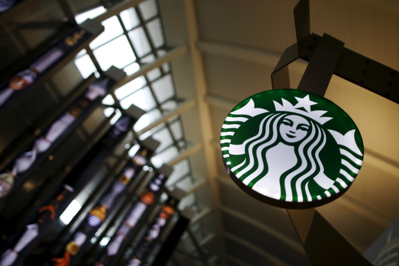 Starbucks raises earnings forecast thanks to U.S. corporate tax cut