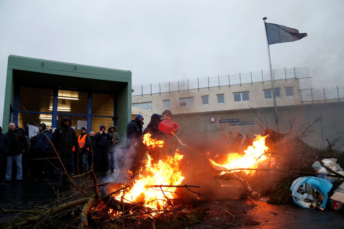French prison guards end nationwide strike