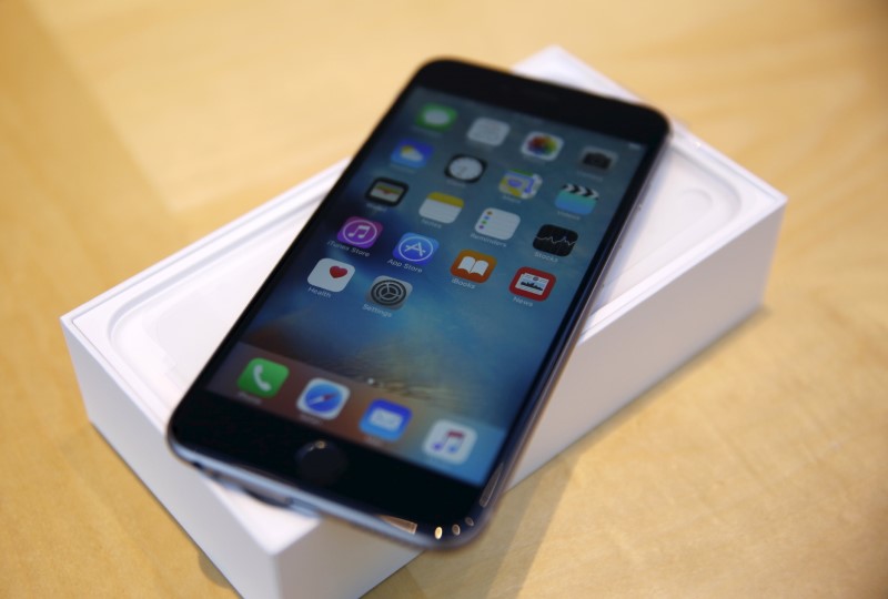U.S. agencies probe Apple over slowing iPhones: Bloomberg