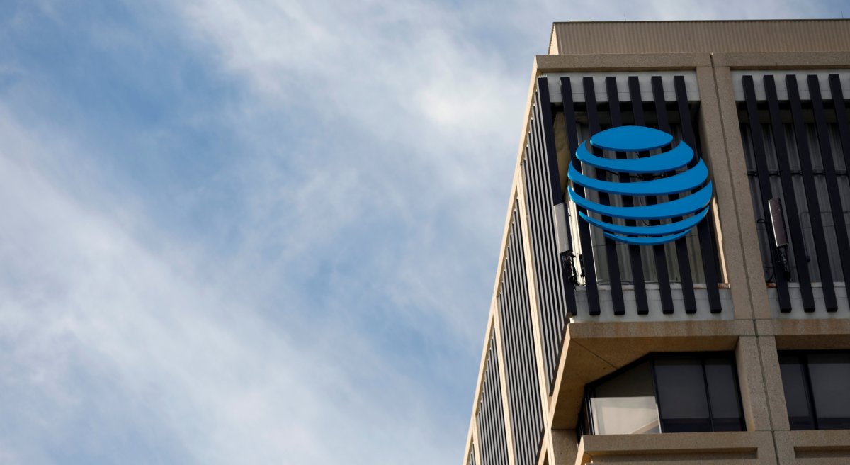 AT&T profit beats, CEO upbeat on Time Warner deal