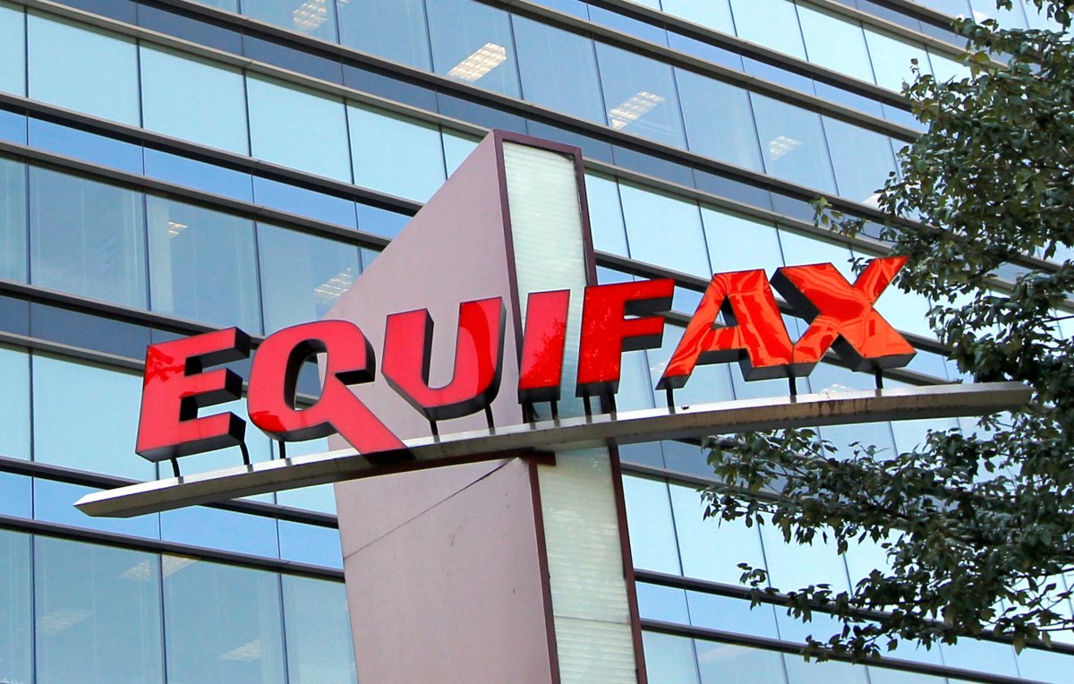 Senators urge Trump administration to resume Equifax probe
