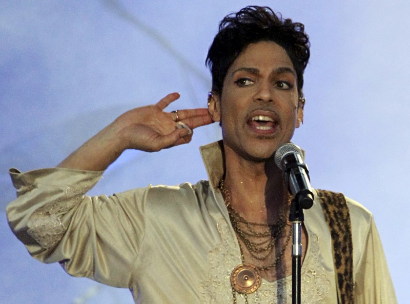 Prince heirs sue Illinois hospital, Walgreens pharmacy chain over singer’s