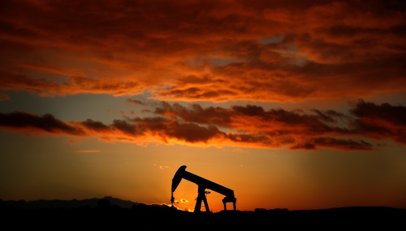 Oil pares gains, market supported by Iran worries