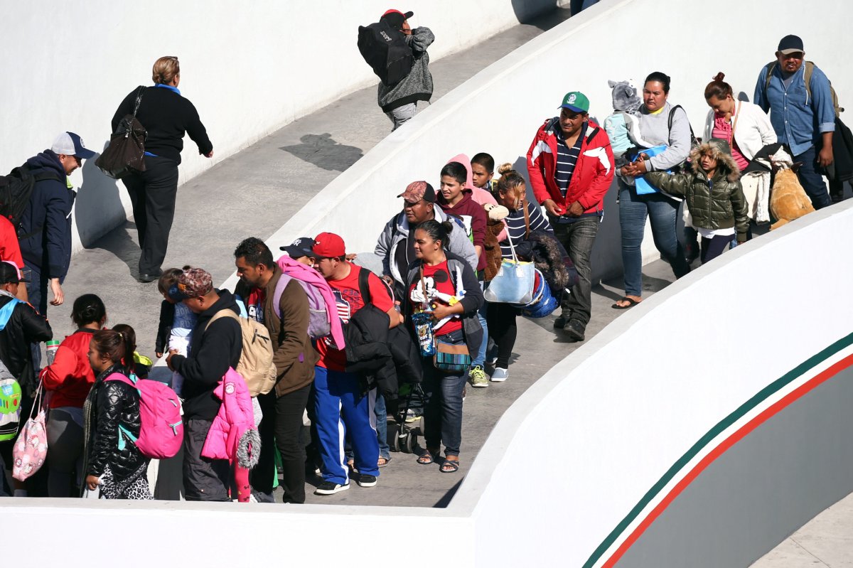 Last big group of caravan asylum seekers cross into U.S.
