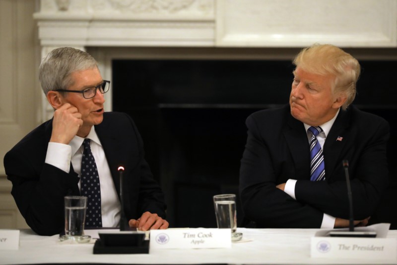 Trump says he will have dinner with Apple CEO Cook on Friday