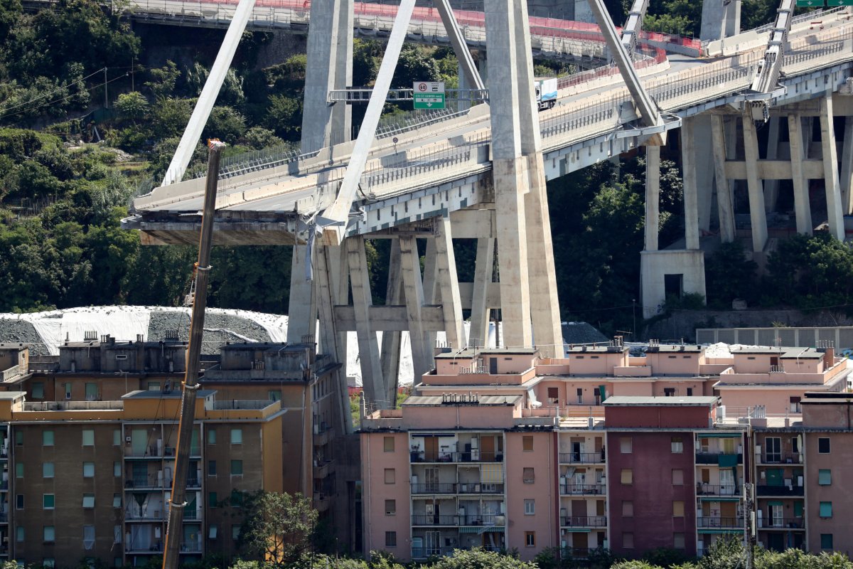 Sniffer dogs and cranes help rescuers at scene of Italian bridge collapse