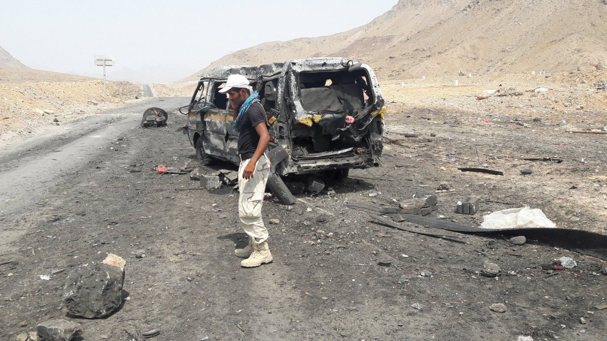 Suicide bombers attack Yemeni army checkpoints, killing 10