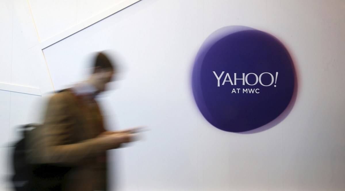 Yahoo reports lackluster results as sale looms