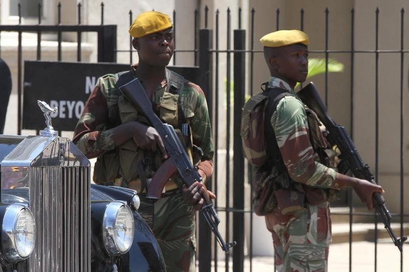 Zimbabwe to pay army, police late as cash crisis deepens