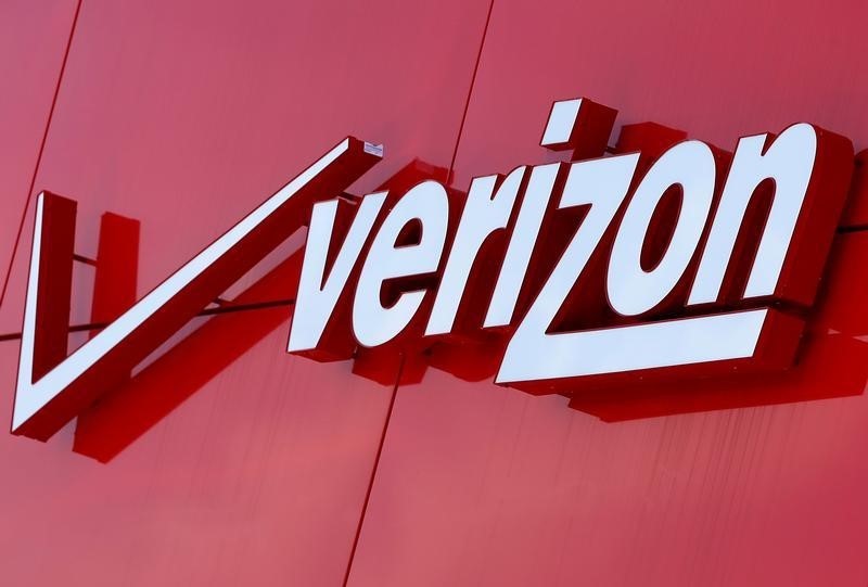 Verizon posts subscriber gain shortfall, says Yahoo to fuel media push