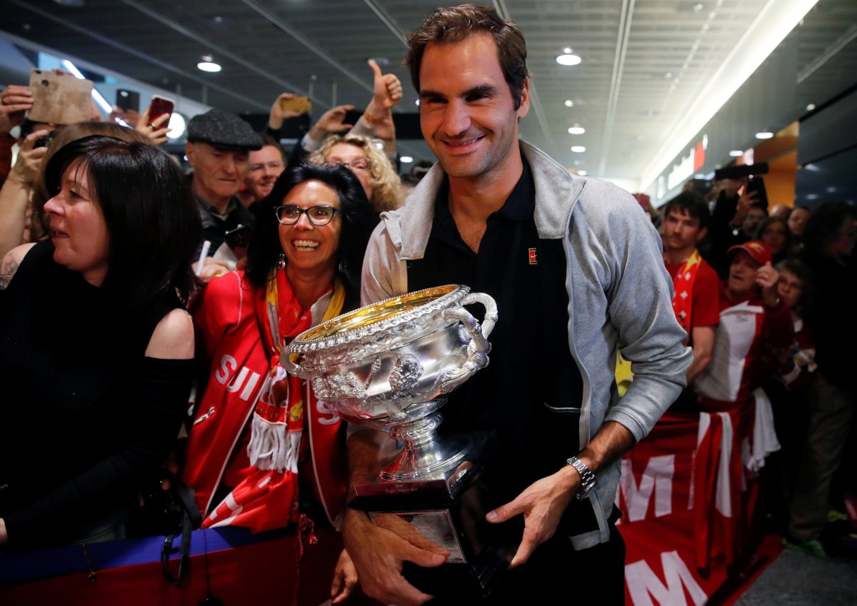 Tennis: Federer closes in on world number one ranking