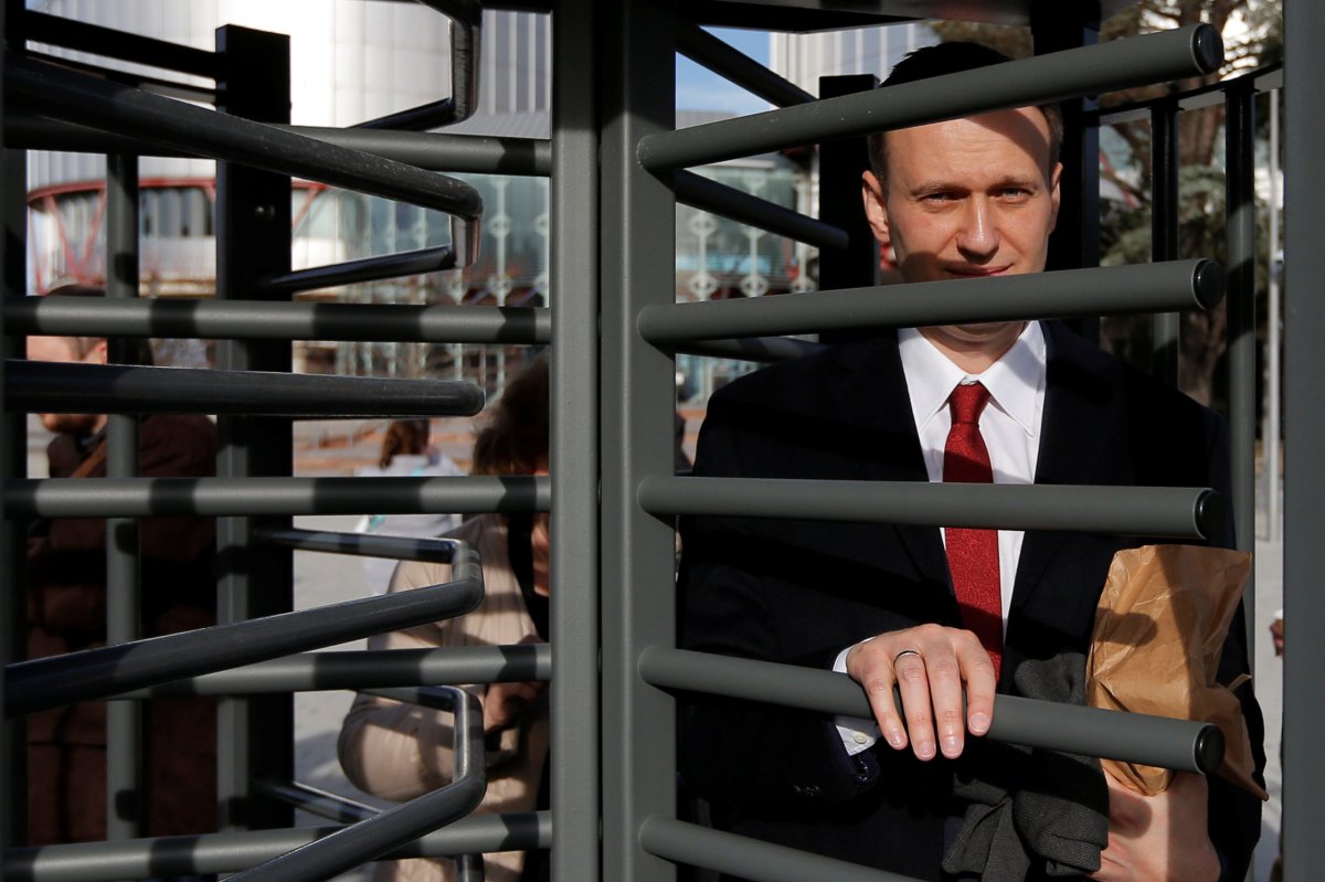 Kremlin critic Navalny held, then released ahead of Russian election
