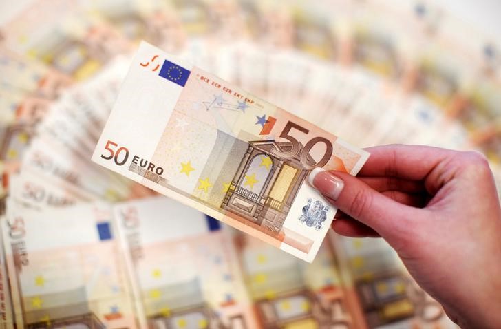 Euro hovers as market focuses on ECB meeting
