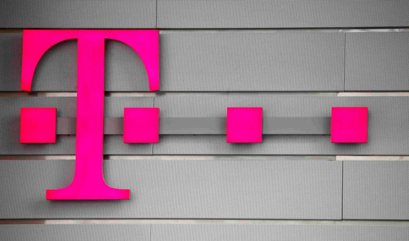 Internet tycoon challenges Deutsche Telekom to team up on German broadband