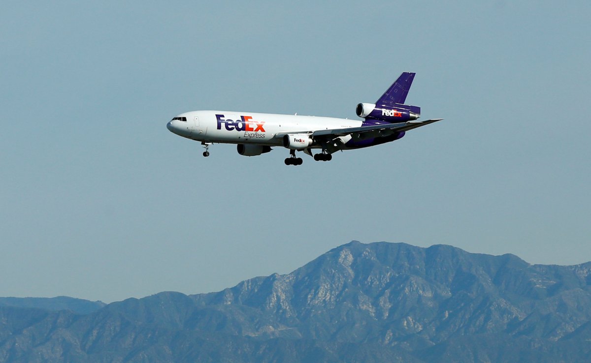 Ahead of holidays, FedEx leans on special bonuses to keep pilots from