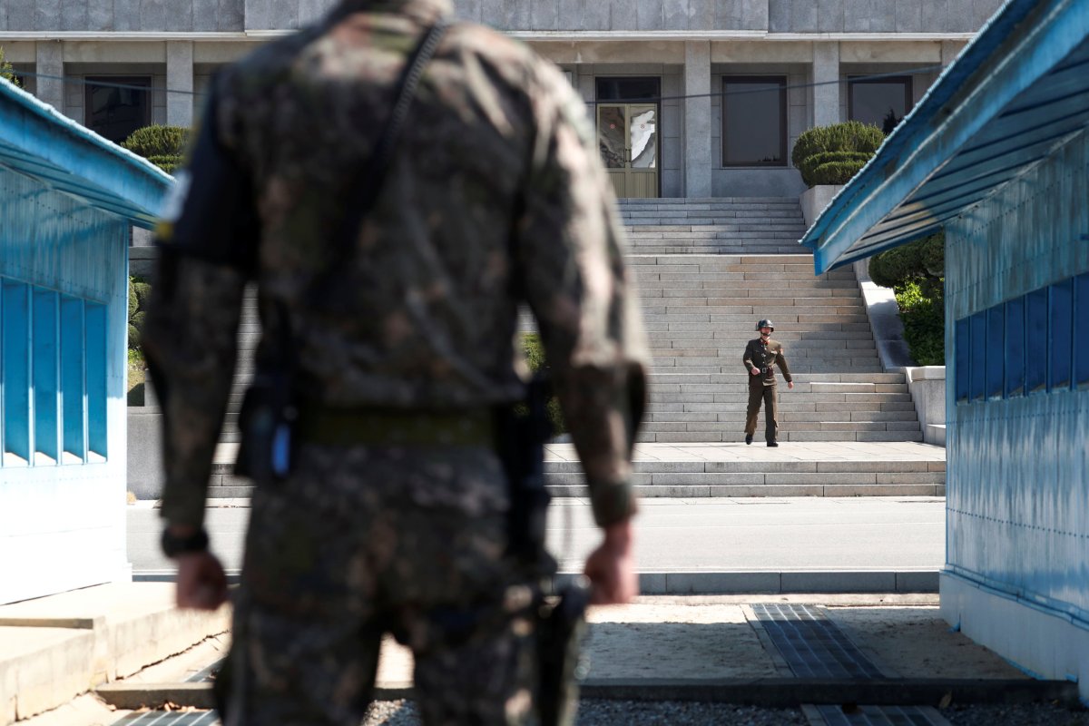 Two Koreas, U.N. forces agree to remove weapons at border
