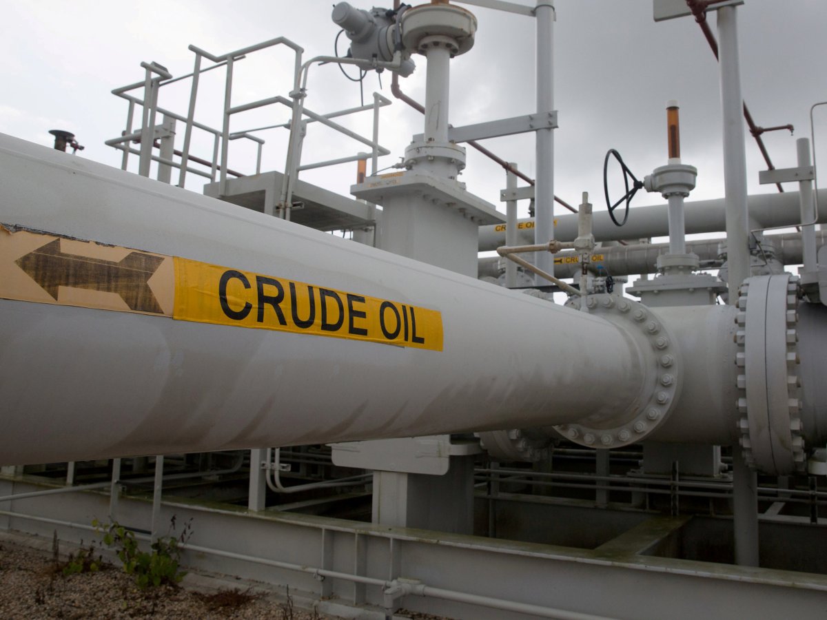 U.S. crude gains, slowing global economy challenge oil market in 2019: IEA