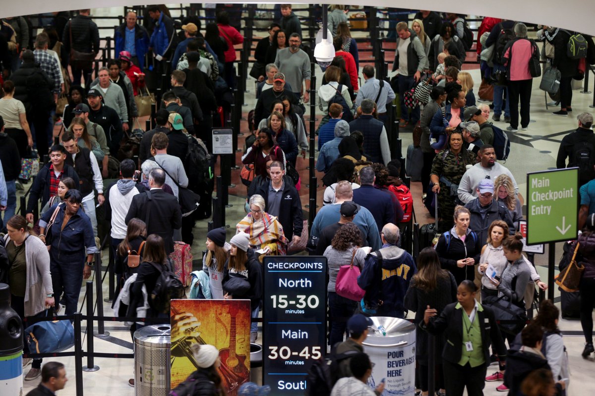 U.S. air safety agents absences hit record level; shutdown in Day 31