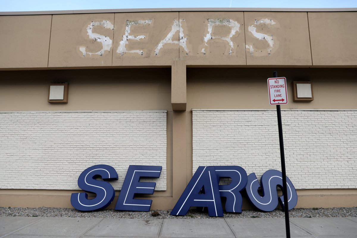 U.S. bankruptcy judge approves sale of Sears to Chairman Lampert