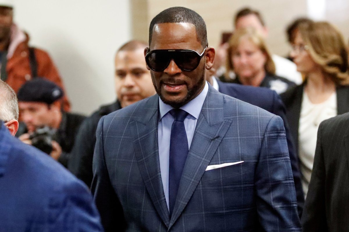 Singer R. Kelly’s girlfriends say parents are lying for money