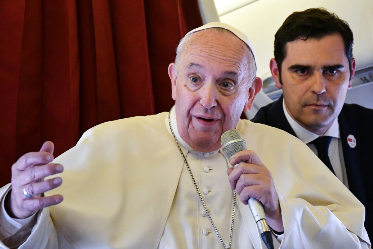 Pope criticizes building walls to keep migrants out