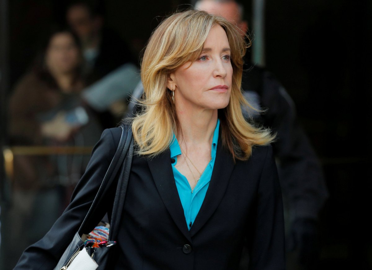 Actress Felicity Huffman, 13 others to plead guilty in U.S. college admissions scandal
