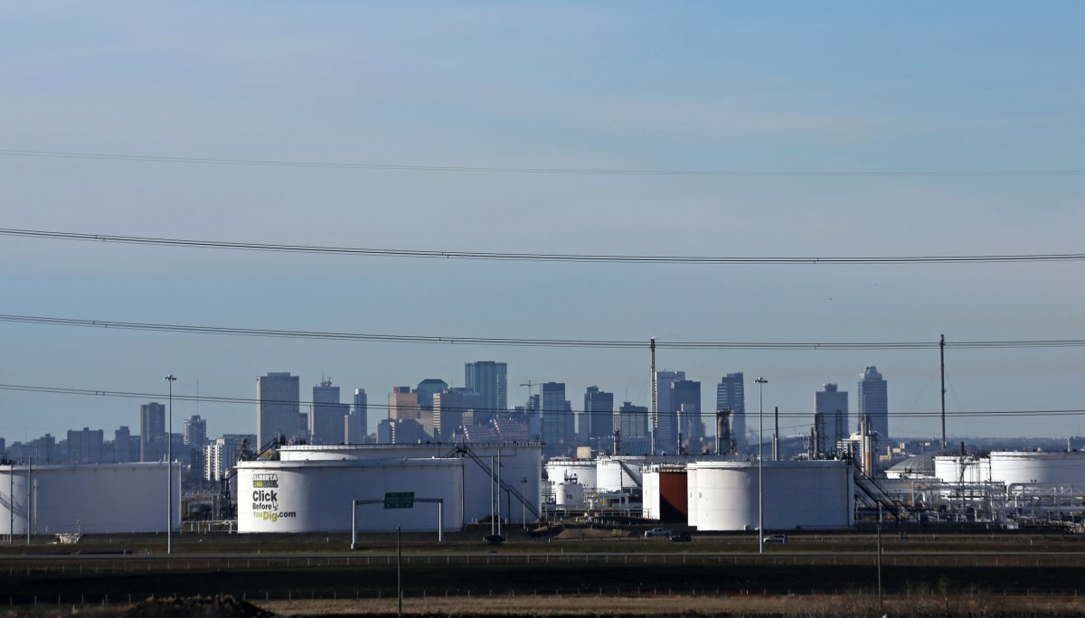 Canadian oil pipeline congestion sets up lucrative storage play