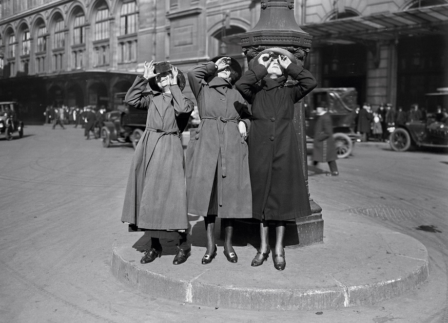 Women in Paris watch a 1921 eclipse. (Photo via Wikimedia Commons)