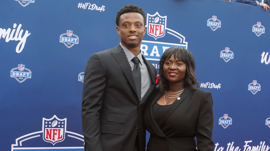 Check out Giants CB Eli Apple’s mom’s hilarious day at jury duty