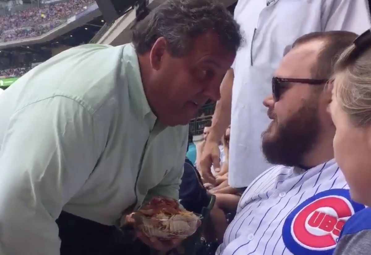 Chris Christie confronts heckler, nachos in one hand