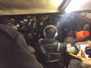 NYC subway commuters suffer long delays, packed platforms on morning after