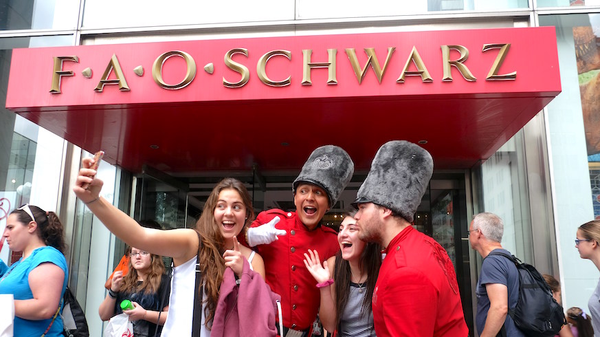 FAO Schwarz to reopen with live toy soldiers (and the Big piano) – Metro US